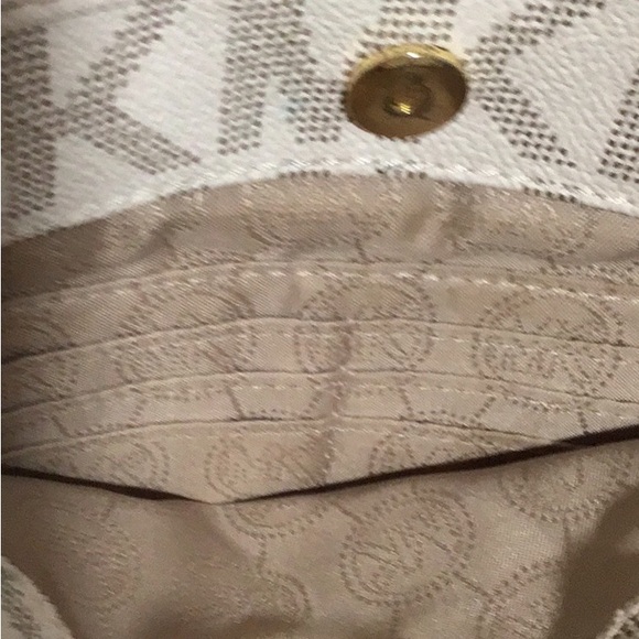 MICHAEL KORS Jet Set Signature Logo Medium Tote, Dangler, Vanilla - Picture 6 of 10